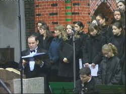 Sowo wstpne wygosi ks. Pawe Sobierajski (tenor)